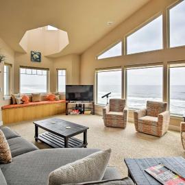 Oceanfront South Beach Home w/ Hot Tub & Sauna, hotel in Newport