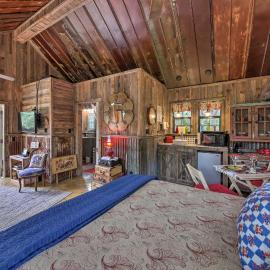 Snuggle Inn Wimberley Cabin w/ Fire Pit + Deck, hotel en Wimberley