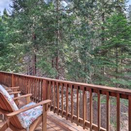 Walk to Big Trees State Park: Cabin w/ Deck!, hotel a Dorrington
