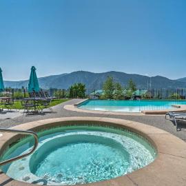 Lake Chelan Resort Condo: Pool & Hot Tub Access! – hotel w mieście Manson