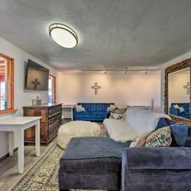 Chic Studio w/ Grill - 25 Mins to Taos Ski Valley!، فندق في El Prado