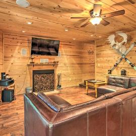 2 Mi to Town! Gatlinburg Chalet w/ Hot Tub