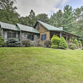 Creekside Berkeley Springs Cabin on 35 Acres!, hotel u gradu Berkli Springs