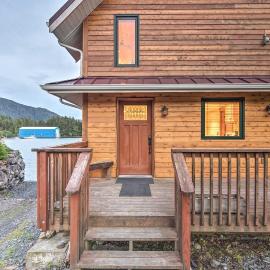 케치칸에 위치한 호텔 Ketchikan Apt - Walk to Refuge Cove Beach!