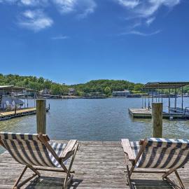 Private Game Room & Dock: Lake of the Ozarks Home, hotel sa Osage Beach