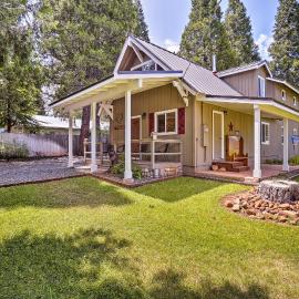 Cabin w/ Backyard Space - 1/2 Mi to Trinity Lake!, hotel em Trinity Center