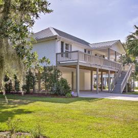 'The Palm' Bay St. Louis Home - Walk to Beach!, hotel in Waveland