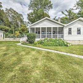 Ephraim Home w/ Yard - Walk to Lake Michigan!, hotel u gradu Ephraim