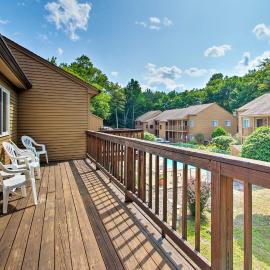 Lincoln Condo w/ Balcony - 6 Mi to Loon Mtn!, hotel a Lincoln
