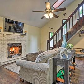 15 Mi to Camelback Ski Resort: Home w/ Deck!