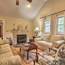 Resort Home on Mountain Golf Course w/ Deck & View, hotel u gradu McGaheysville