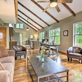 Hike & Zip-Line: Red River Gorge Cabin w/ Hot Tub!, hotel i Rogers