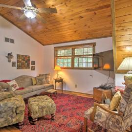Couples Cabin - 5 Mi to DT Berkeley Springs!, hotel u gradu 'Berkeley Springs'