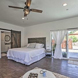 Cottage by the Lakes w/ Patio by Lake Nacimiento, hotel a Oak Shores