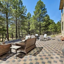 Wooded Patio Oasis! Group Getaway in Flagstaff, hotel en Flagstaff