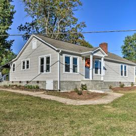 Porch, Fire Pit & Grill: Blue Ridge Mtn Cottage!