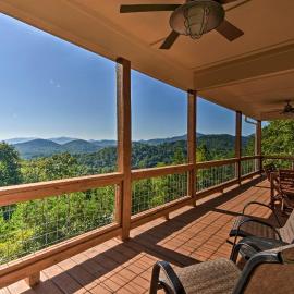 Hiawassee Home w/ Views < 1 Mi to Lake Chatuge, hotel in Hiawassee
