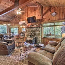 Secluded Stanardsville Cabin w/ 10 Acres & Hot Tub, hotel di Stanardsville