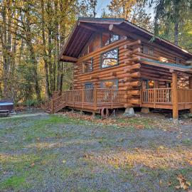 Riverfront Cabin w/ Hot Tub: 2 Mi to Eagle Falls, hotel a Gold Bar