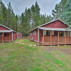 2 Cozy Island Park Cabins w/ Near the Lake!, Hotel in Island Park
