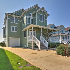 Manteo Waterfront Resort Home w/ 30-Ft Dock!, hotel i Manteo
