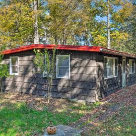 Catskill Mtn Home w/ Deck ~ 1 Miles to Zoom Flume!, hotel a East Durham