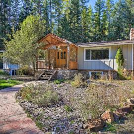 Quaint Priest Lake Cabin w/ Patio < 1 Mi to Lake!, hotel u gradu Vans Corner