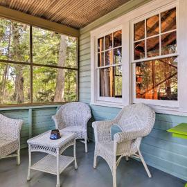 Southold Cottage w/ Patio & Grill - Walk to Beach!、サウソールドのホテル