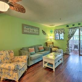 Beach + Pool Access: Colorful Hilton Head Condo!, hotel in Hilton Head Island