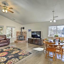 Centrally Located Mt Shasta Home w/ Deck!, hotel a Mount Shasta