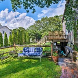 Martha's Vineyard Apt ~ 1 Mile to Inkwell Beach!, hotel in Oak Bluffs