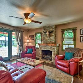Cozy Home w/ Media Room: Short Walk to Taos Plaza!, Hotel in Taos