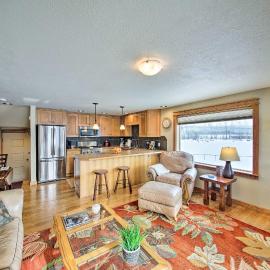 Lake Pend Oreille Condo w/ Porch & Mountain View!, hotel din Sandpoint