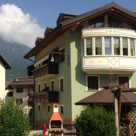 Appartamenti Villa dei Fiori & Piscina, hotel u gradu Kavedago