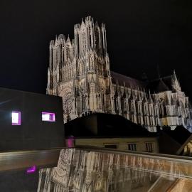 Logement Cosy rénové au pied de la Cathédrale avec climatisation, Hotel in Reims