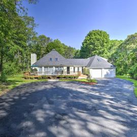 Families Welcome! East Falmouth Home 4 Mi to Beach, hotell i East Falmouth