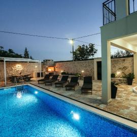 Villa Castello Coza ZadarVillas、ヴィンイェラックのホテル