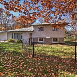 Quaint Duluth Hideaway w/ Private Fenced-In Yard!, hotel in Duluth