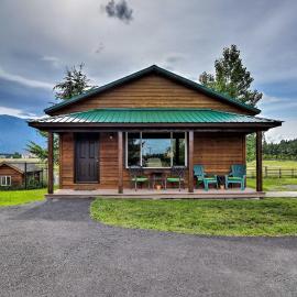 Cabin w/ Porch & View ~ 19 Mi to West Glacier, hotel in Columbia Falls