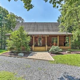 Palmerton Cabin w/ Game Room ~ 5 Mi to Blue Mtn, hotel v destinaci Palmerton