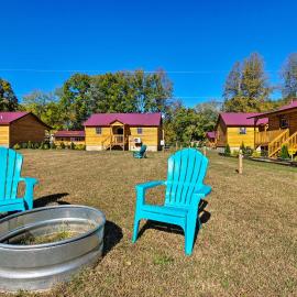 5 Mi to Dtwn: Bryson City Cabin w/ Resort Perks!, hotel in Bryson City