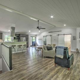 Lake Barkley Waterfront Home w/ Deck & Boat Dock!, hotell sihtkohas Cadiz