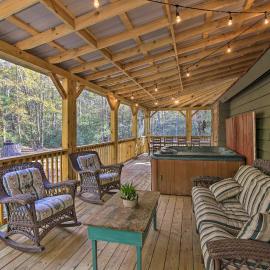 Tubes & Outdoor Games: North Georgia Mtn Retreat, хотел в Sautee Nacoochee
