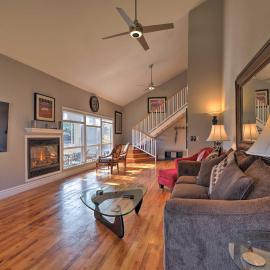 Flagstaff Townhome w/ View, Country Club Amenities, hotel en Flagstaff