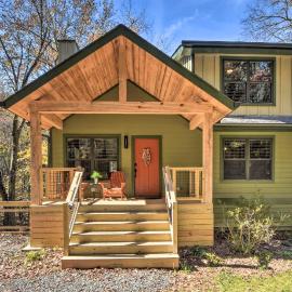 Creekside Craftsman Retreat in North GA Mountains!, hotel din Mineral Bluff