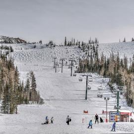 Mountainside Paradise: Ski-In/Ski-Out Resort Condo