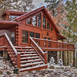 Viesnīca Secluded Smoky Mountain Cabin w/ Wraparound Deck! pilsētā Cosby