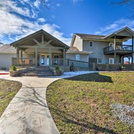 Serving Southern Charm at this Clarkesville House!，Clarkesville的飯店