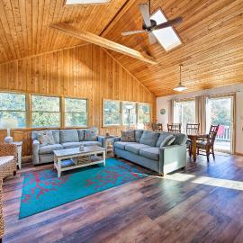 Bright Southern Shores Family Home < 1 Mi to Beach, Hotel in Southern Shores