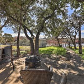 Granbury Getaway w/ Lake Views: 2 Mi to Downtown!, hotel in Granbury